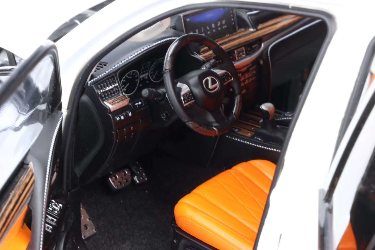 1/18 LCD 2020 Lexus LX570 (White) Diecast Car Model