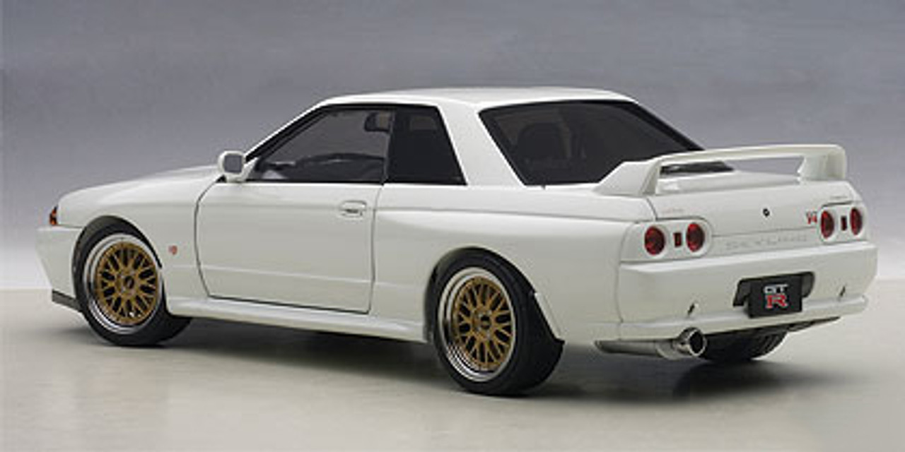 1/18 AUTOart Nissan Skyline GT-R GTR (R32) V-SPEC II Tuned Version