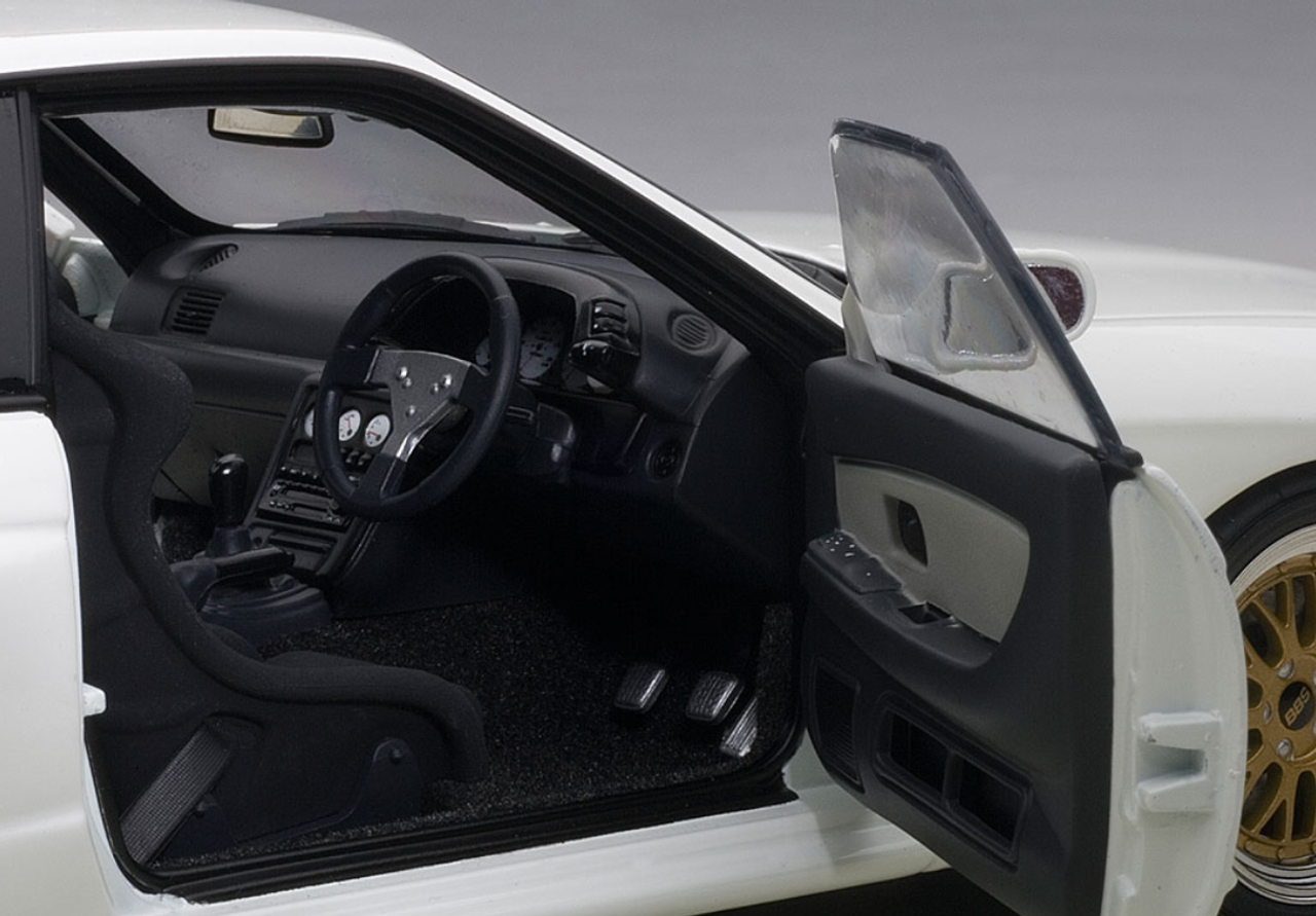1/18 AUTOart Nissan Skyline GT-R GTR (R32) V-SPEC II Tuned Version (Crystal White) Car Model