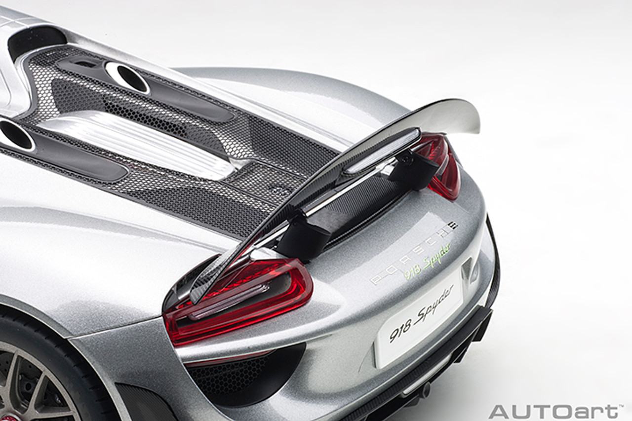 1/12 AUTOart Porsche 918 Spyder Weissach Package (GT Silver