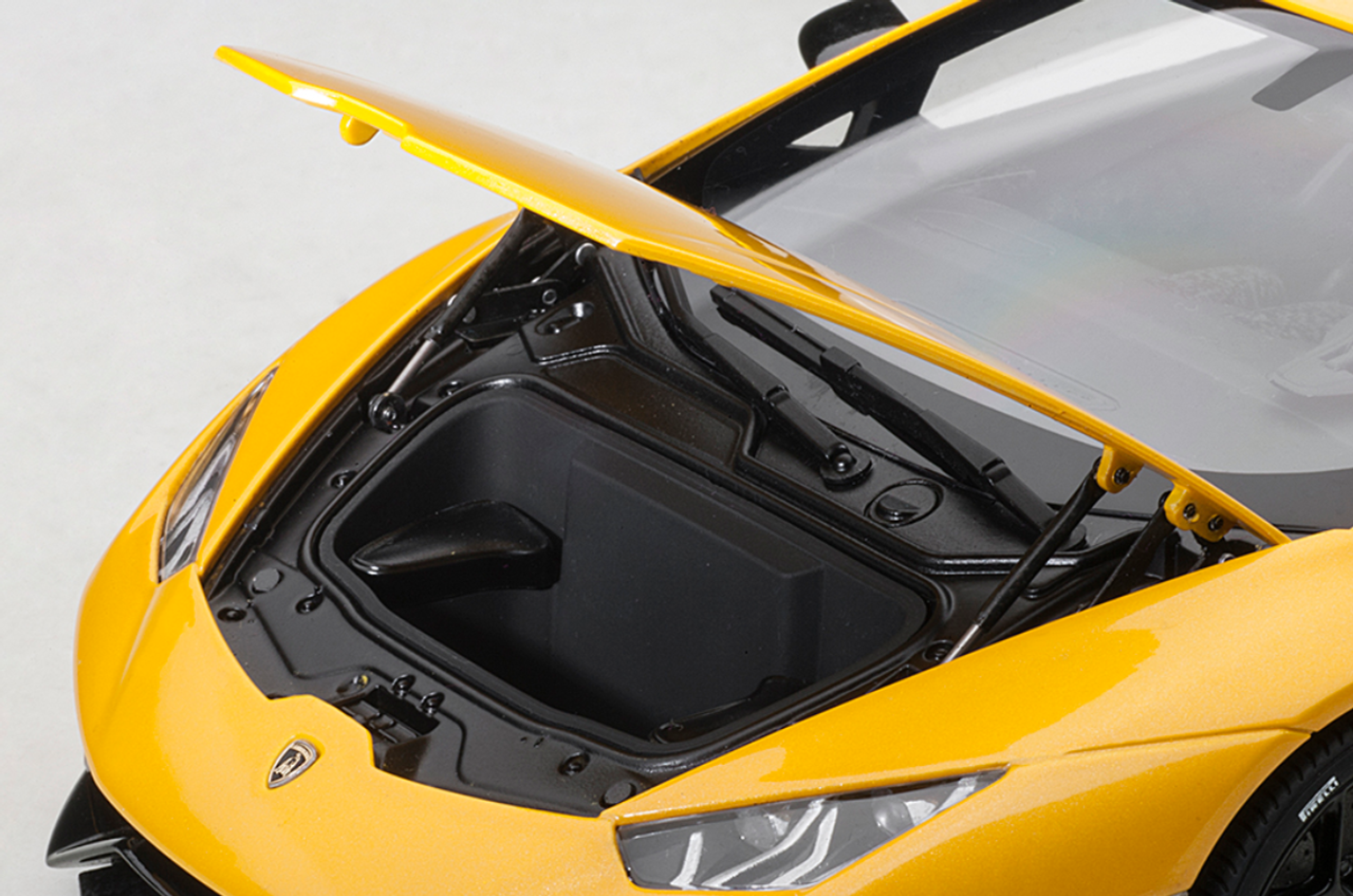 1/18 AUTOart Lamborghini Huracan Performante (Giallo Inti Pearl Yellow) Car Model