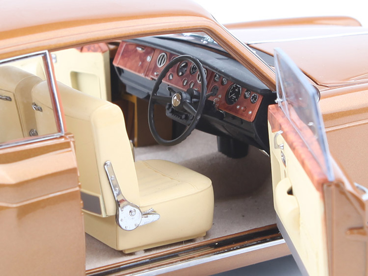 1/18 Paragon Rolls-Royce Silver Shadow MPW 2DR Coupe (Bronze