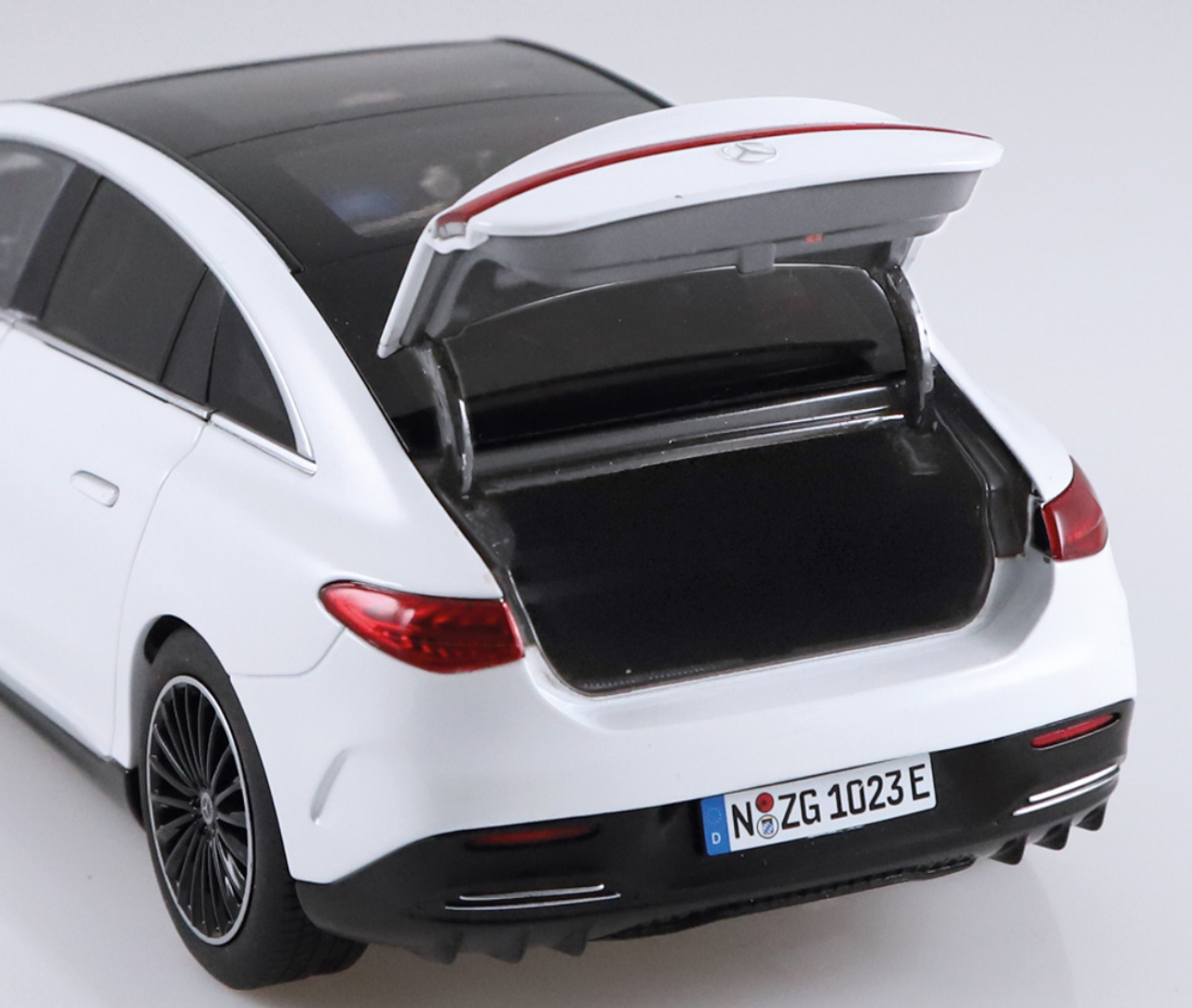 1/18 NZG Mercedes-Benz Mercedes-EQ EQE (White) Diecast Car Model