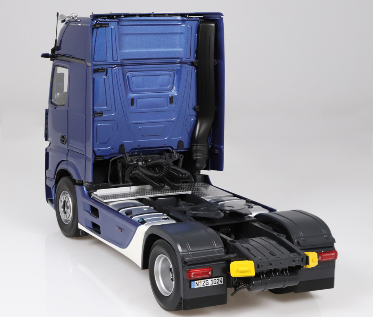 1/18 NZG Mercedes-Benz Actros GigaSpace 4x2 (Blue Metallic with Stripes) Truck Header Diecast Model