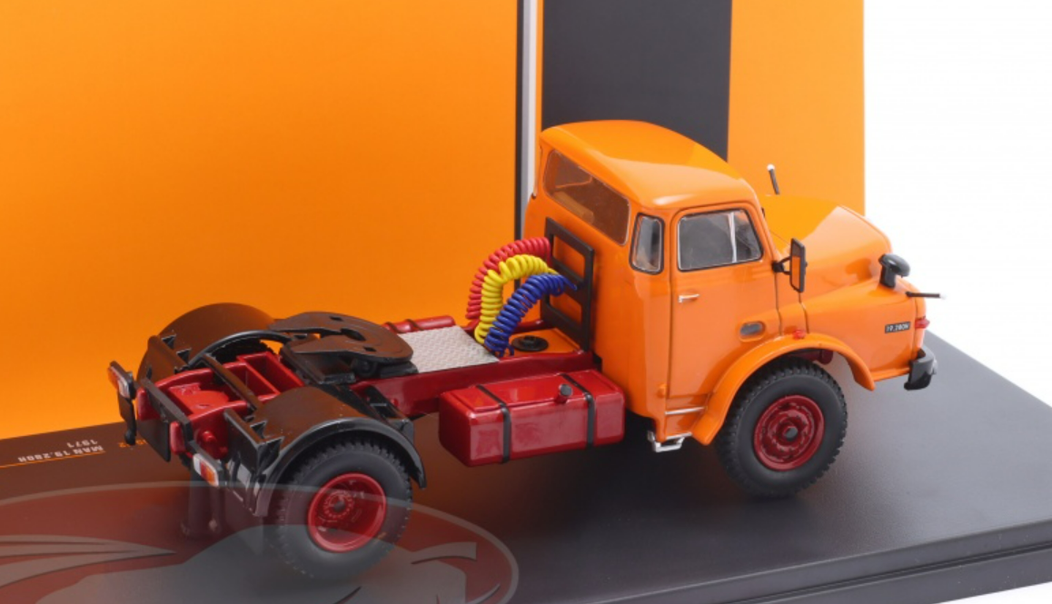 Camion 4x2 Solo INTERNATIONAL HARVESTER KB 7 De 1948 Couleur Jaune Chassis Rouge