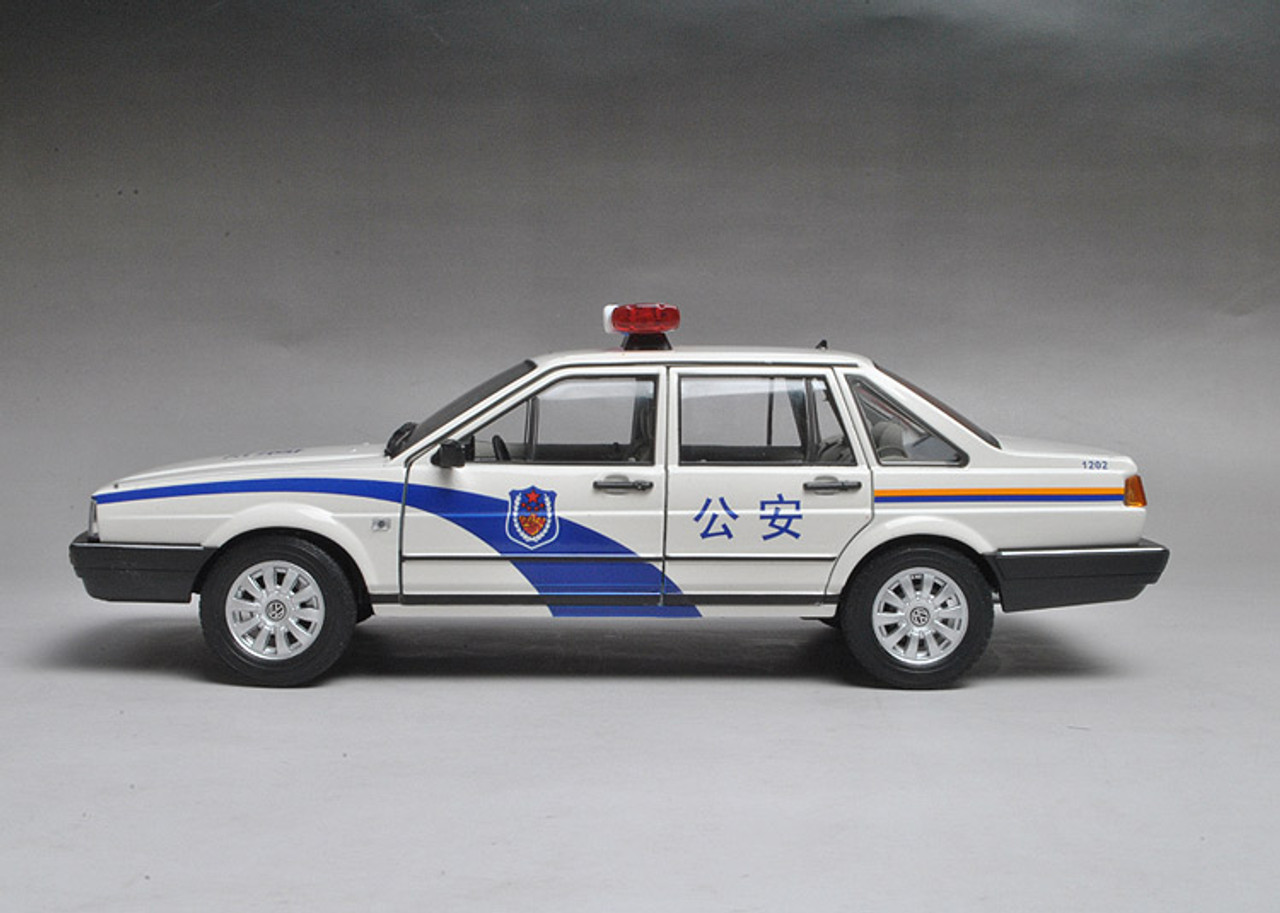 1/18 Welly Classic 1980-1989 Volkswagen VW Passat / Santana Police Car Diecast Car Model