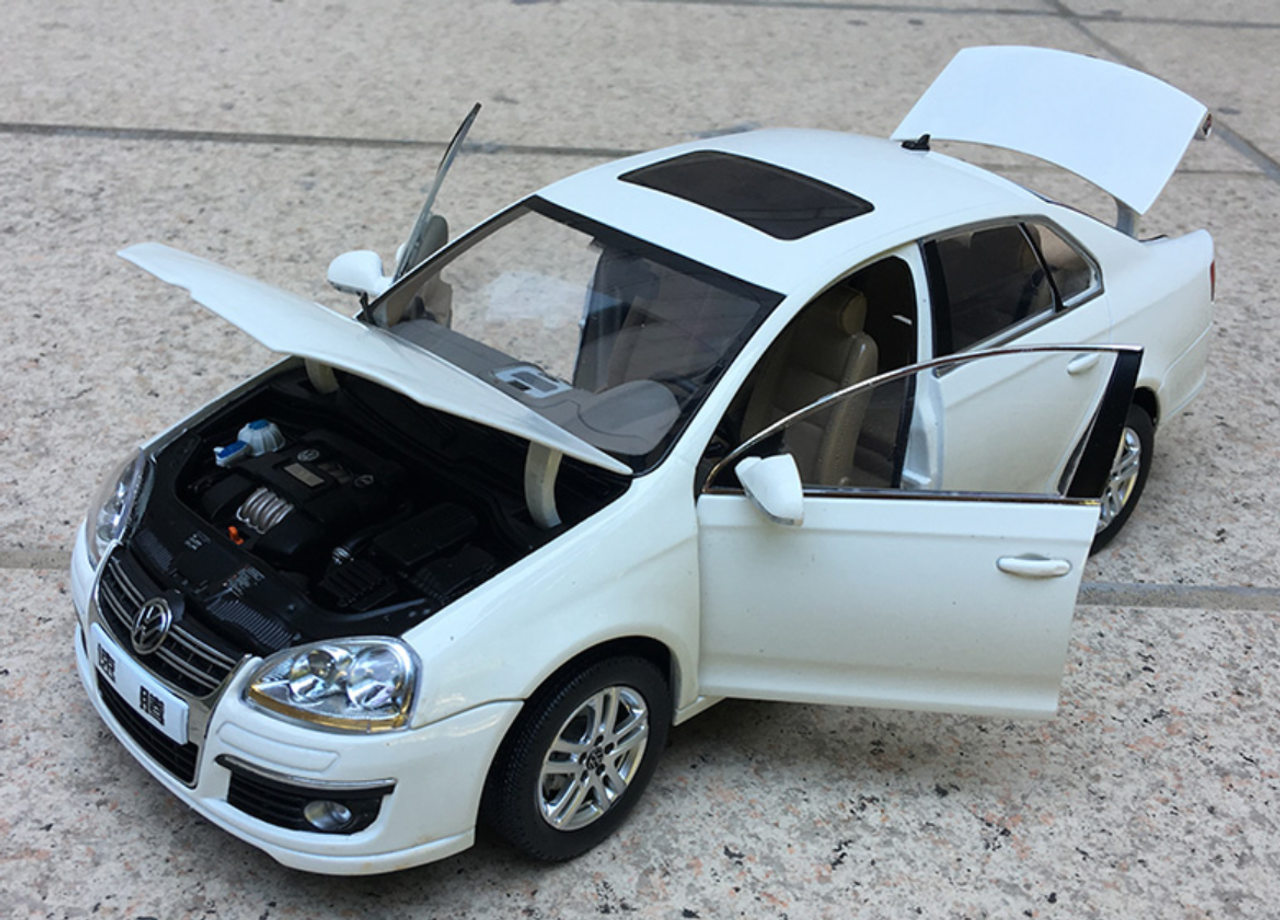 1/18 Dealer Edition Volkswagen VW Jetta / Sagitar (White) 5th Generation (A5, Type 1K5; 2006–2011) Diecast Car Model