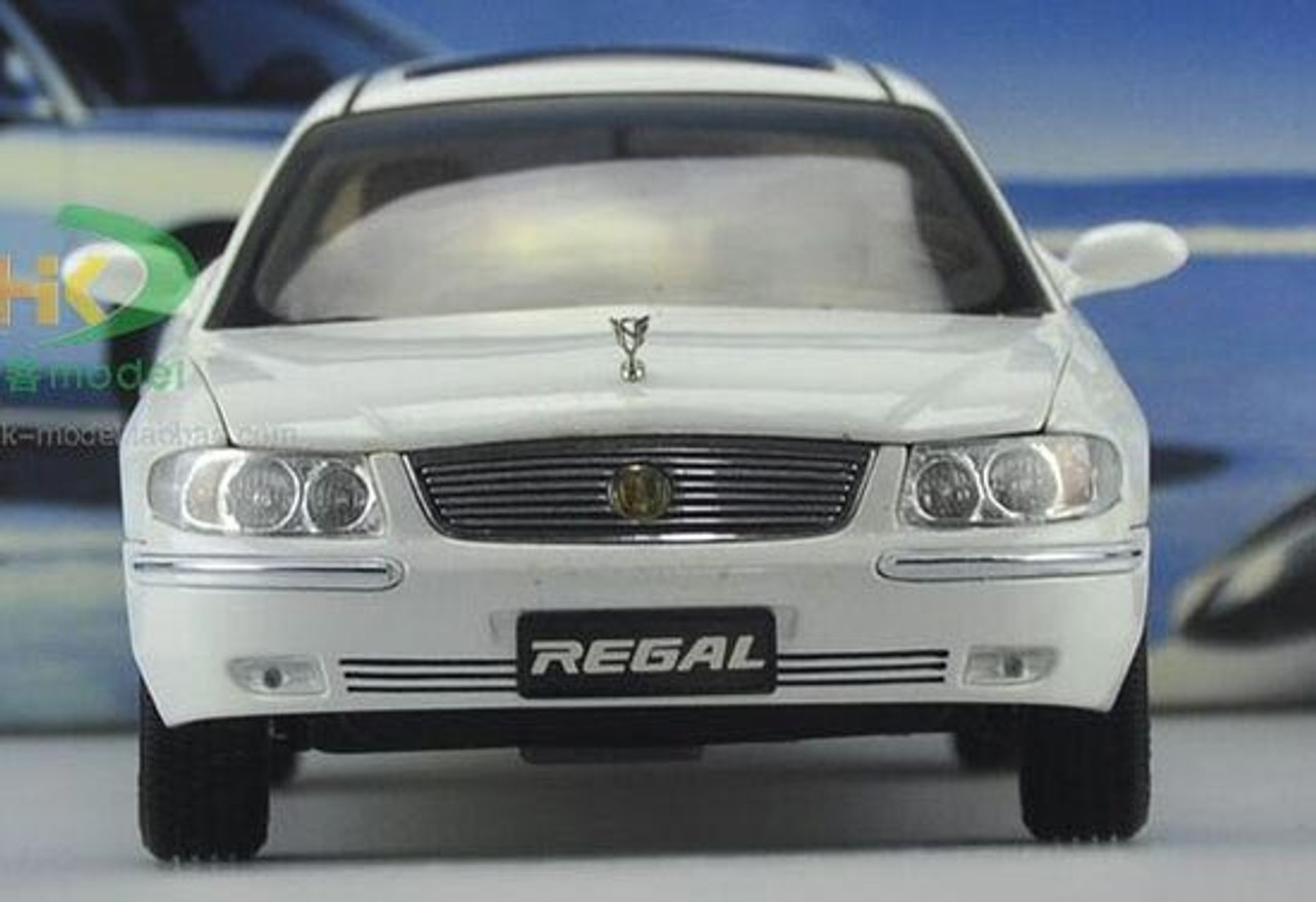 1/18 Dealer Edition 2004 Buick Regal (White) Diecast Car Model