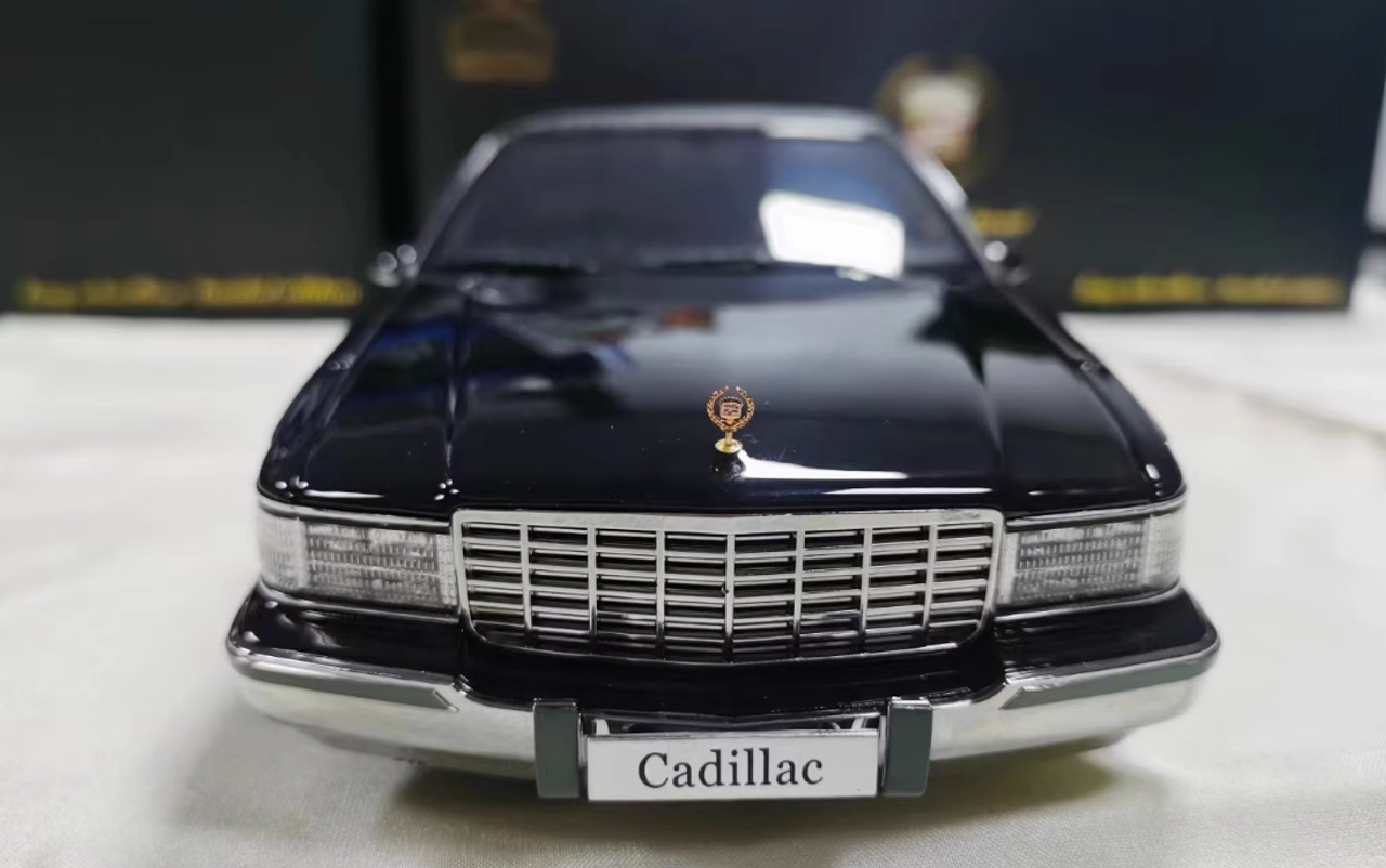 1/18 Dealer Edition 1992-1994 Cadillac Fleetwood Limousine (Black) Golden Badge Edition Diecast Car Model