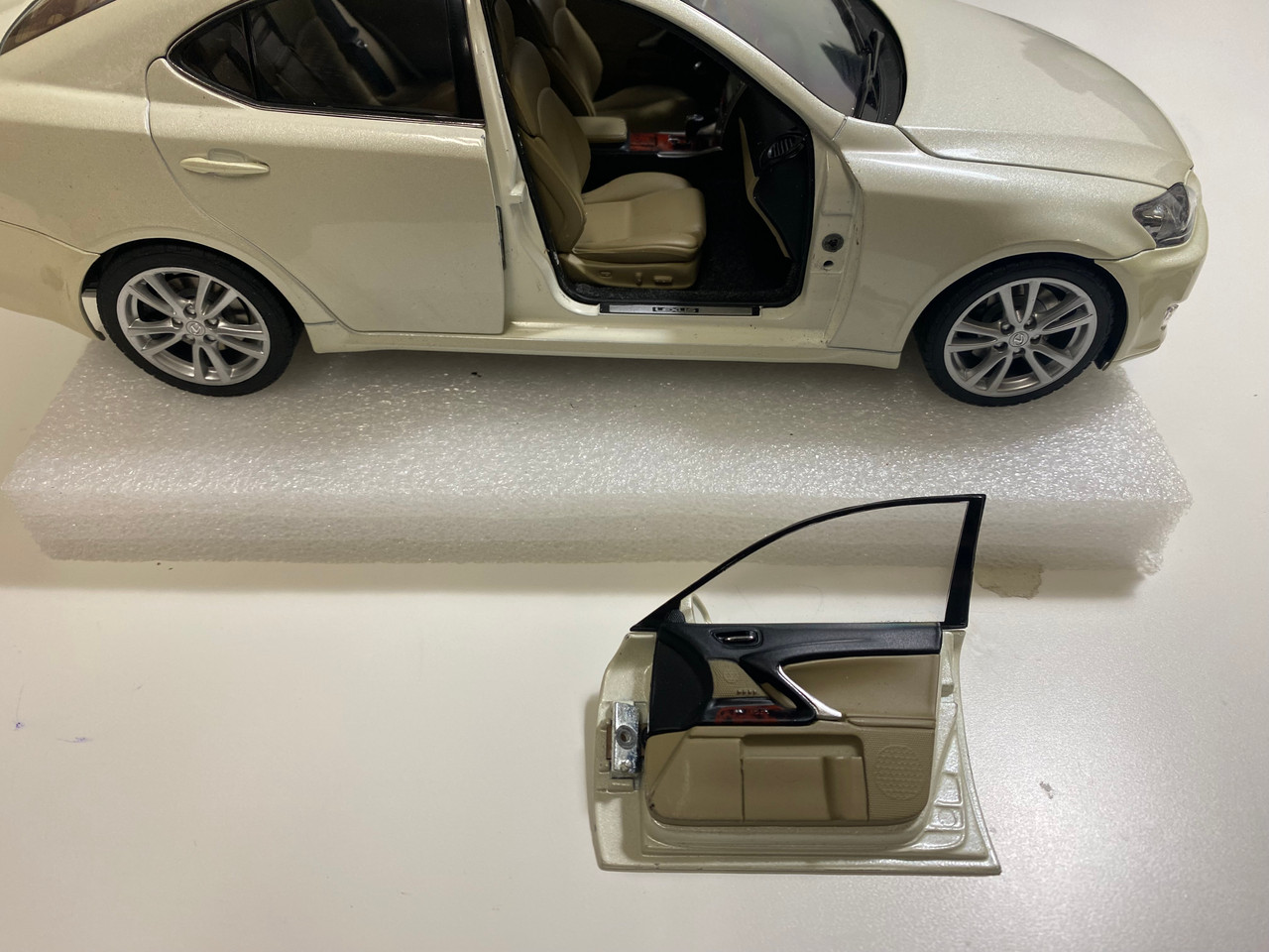 DAMAGED 1/18 AUTOart 2006 Lexus IS IS350 (Crystal White) Diecast