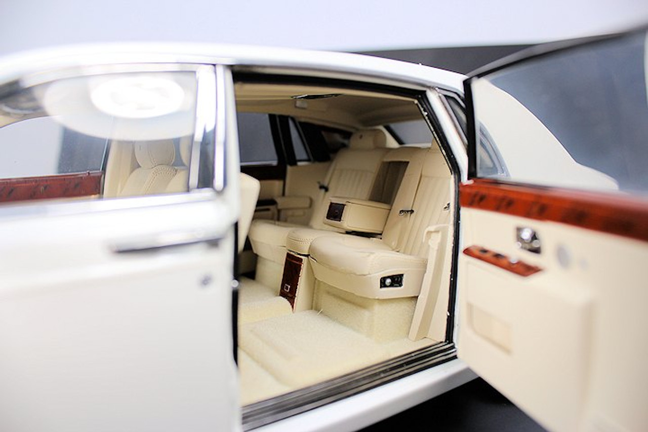 1/18 Kyosho Rolls-Royce Phantom Extended Wheelbase (EWB) (English White) Diecast Car Model