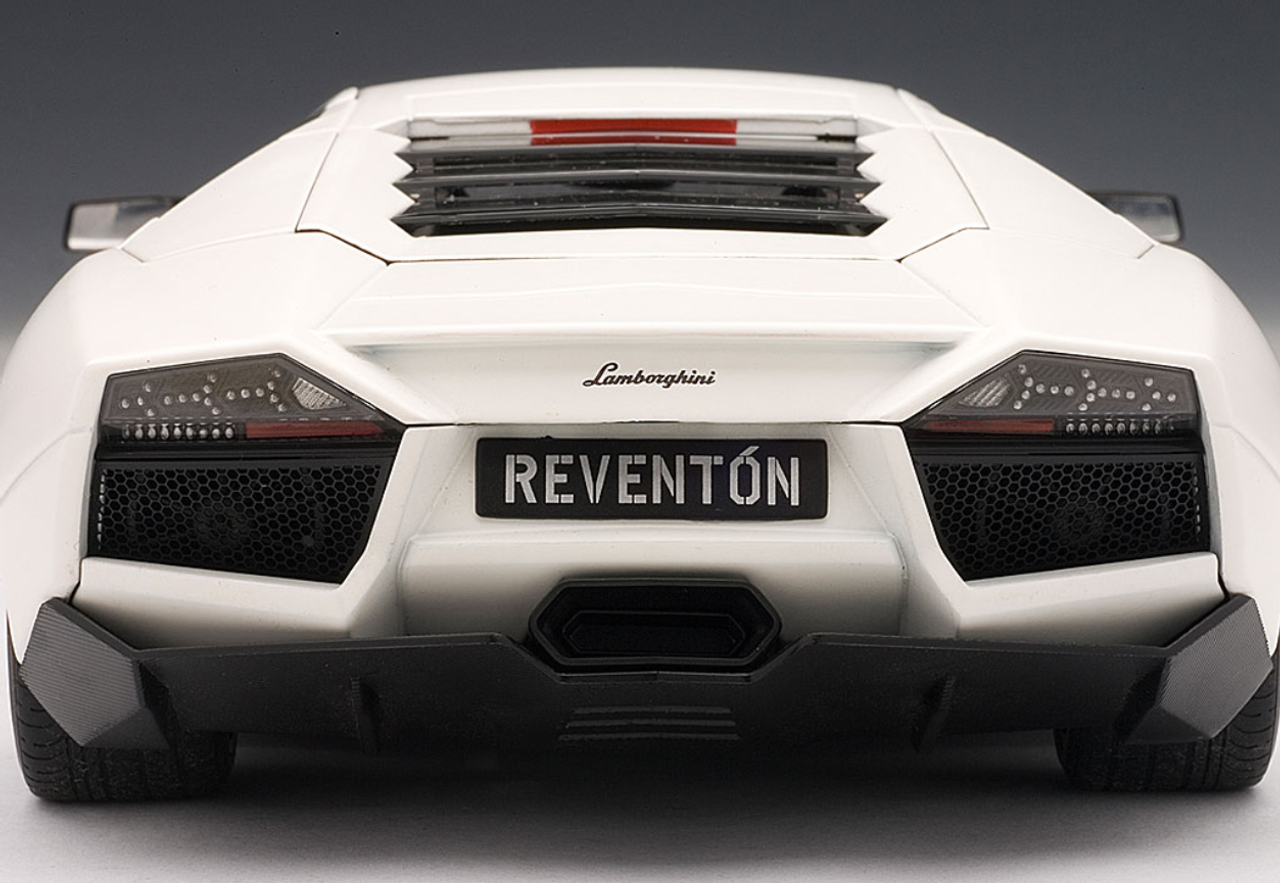 1/18 AUTOart Lamborghini Reventon (Matt White) Diecast Car Model 74594