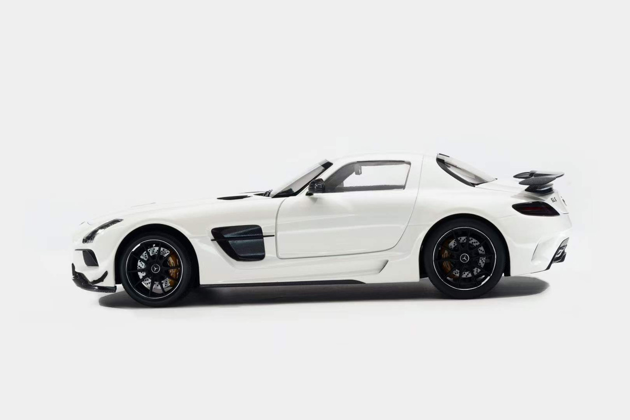 1/18 Minichamps Mercedes-Benz SLS AMG Black Series (White) Diecast Car Model