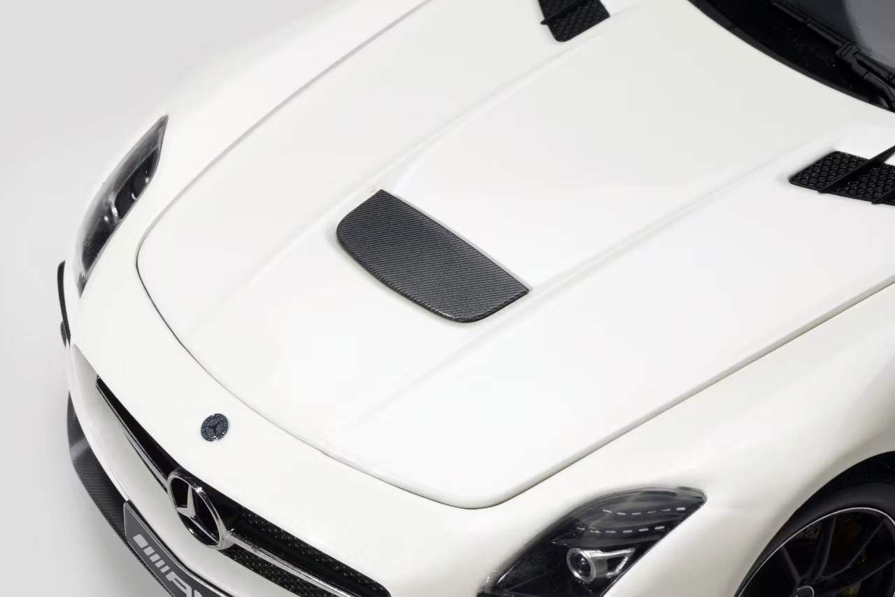 1/18 Minichamps Mercedes-Benz SLS AMG Black Series (White
