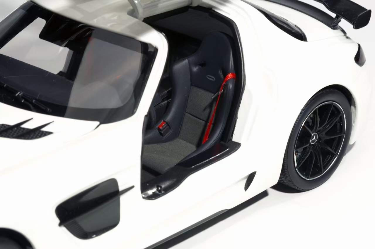 1/18 Minichamps Mercedes-Benz SLS AMG Black Series (White