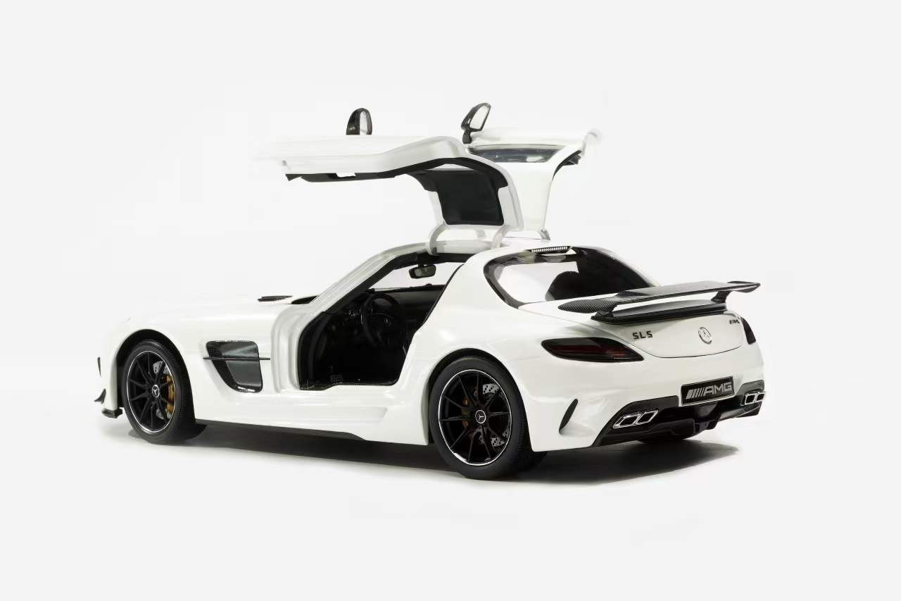 1/18 Minichamps Mercedes-Benz SLS AMG Black Series (White