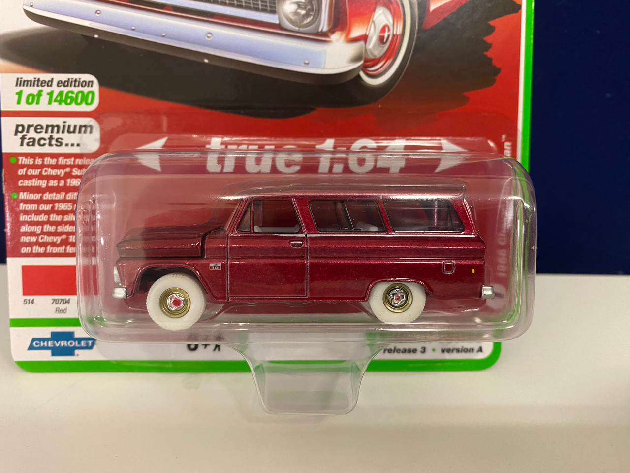 Autoworld 1/64 Scale Model Car - Muscle Trucks 1965 Chevrolet Suburban