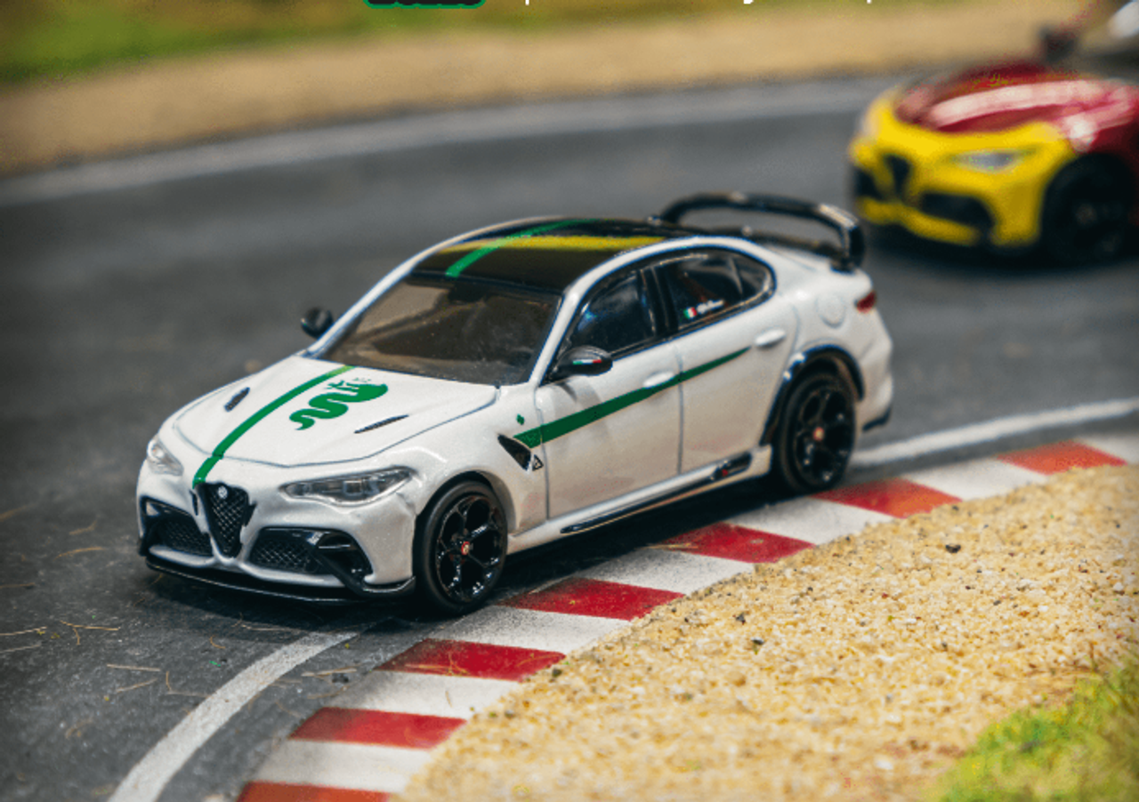 1/64 Tarmac Works Alfa Romeo Giulia GTAm White / Green