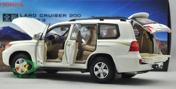 1/18 Dealer Edition Toyota Land Cruiser LC200 (White) Diecast Car
