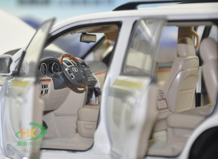coupé -コッペ- 1/18 Dealer Edition Toyota Land Cruiser LC200 (White) Diecast Car