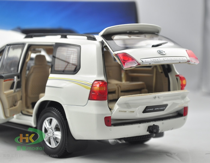 1/18 Dealer Edition Toyota Land Cruiser LC200 (White) Diecast Car