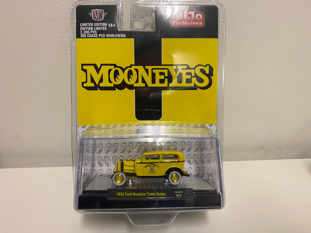 M2フォード・ロードスター・チューダー セダン　- ムーンアイズ(チェイスカー9 CHASE CAR 1/64 M2 Machines 1932 Ford Tudor Sedan Mooneye's Limited