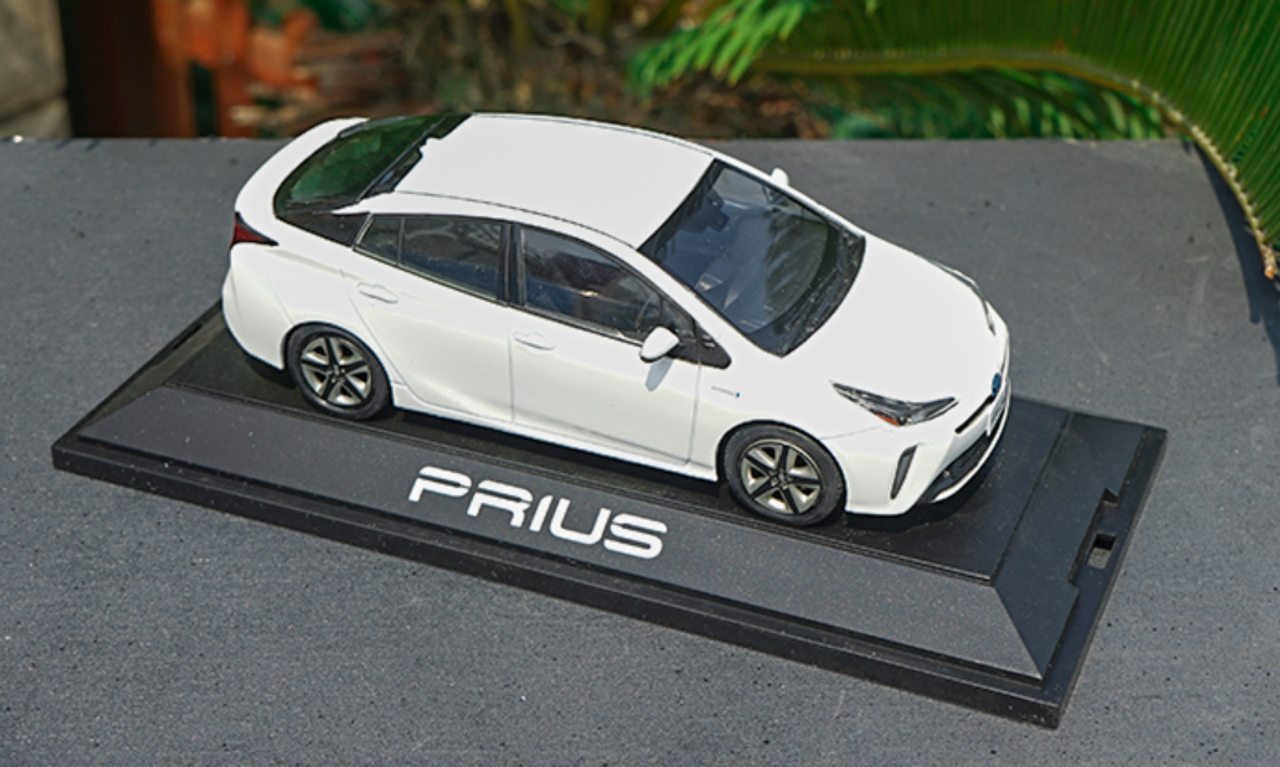 1/30 Dealer Edition Toyota Prius 4th Generation (XW50; 2015-present) (White) Diecast Car Model