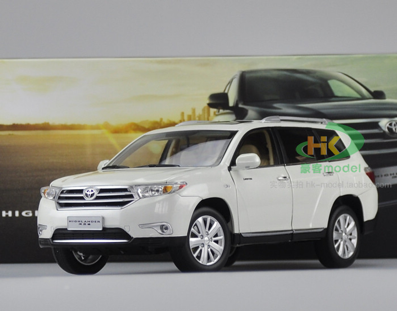 1/18 Dealer Edition 2012 Toyota Highlander (White) Diecast Car Model