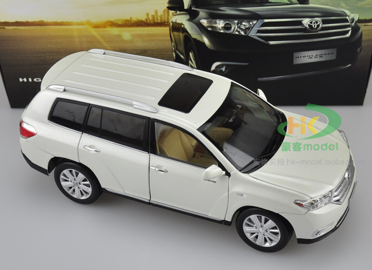 1/18 Dealer Edition 2012 Toyota Highlander (White) Diecast Car Model