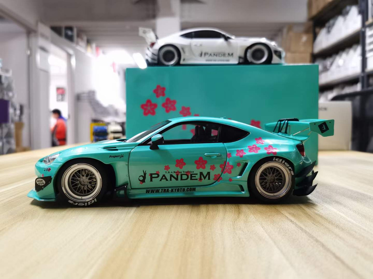 1/18 DCN Toyota 86 Pandem Sakura (Mint Green) Diecast Car Model 