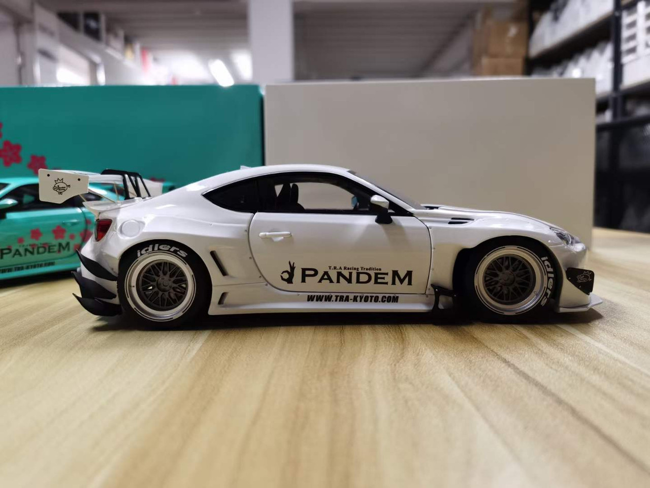 1/18 DCN Toyota 86 Pandem Sakura (White) Diecast Car Model 