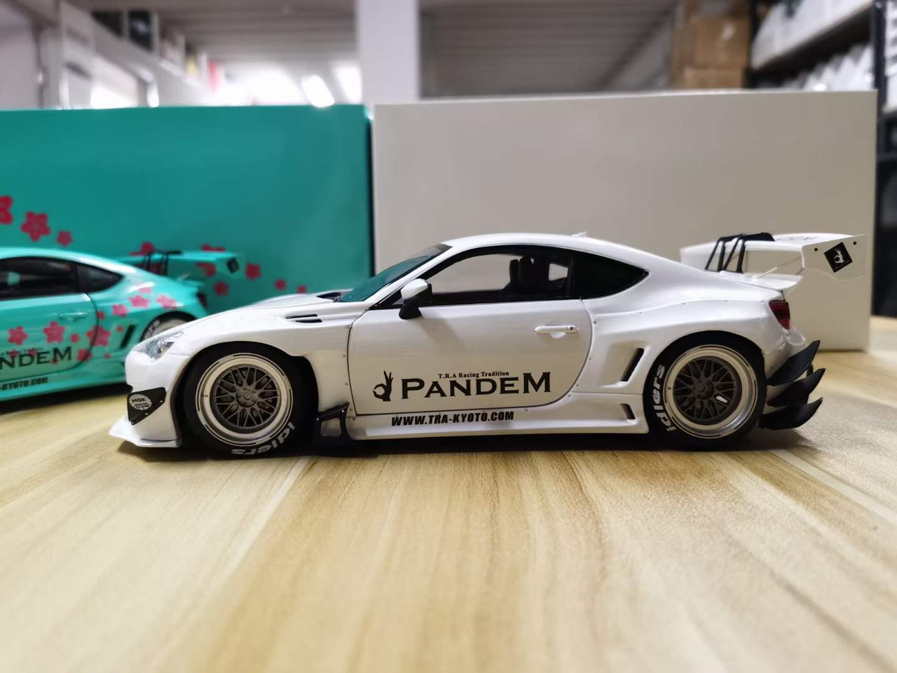 1/18 DCN Toyota 86 Pandem Sakura (White) Diecast Car Model