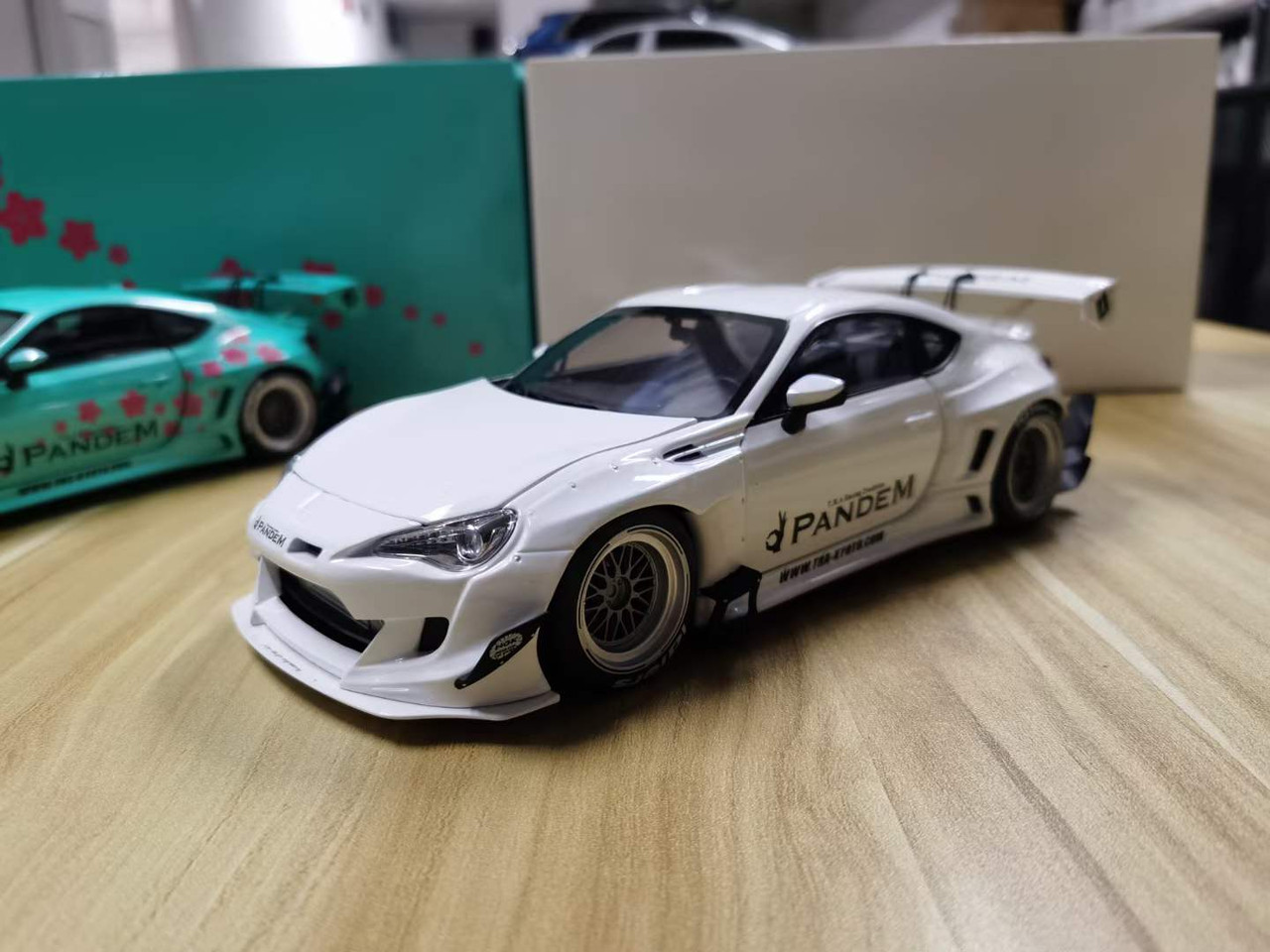 1/18 DCN Toyota 86 Pandem Sakura (White) Diecast Car Model