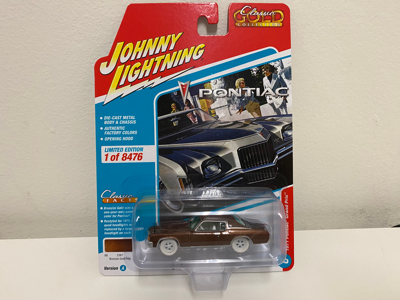 CHASE CAR 1971 Pontiac Grand Prix Bronzini Gold Metallic "Classic Gold Collection" Series Limited Edition to 8476 pieces Worldwide 1/64 Diecast Model Car by Johnny Lightning