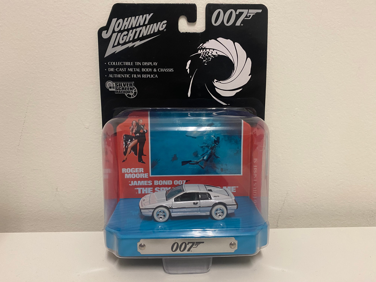 CHASE CAR 1976 Lotus Esprit S1 White with Collectible Tin Display "007" (James Bond) "The Spy Who Loved Me" (1977) Movie (10th in the James Bond Series) 1/64 Diecast Model Car by Johnny Lightning