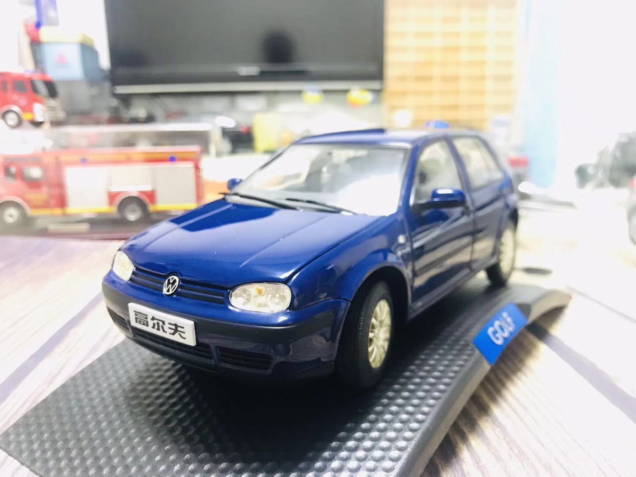 1/18 Dealer Edition Volkswagen VW Golf IV 4th Generation (Blue) Diecast Car Model