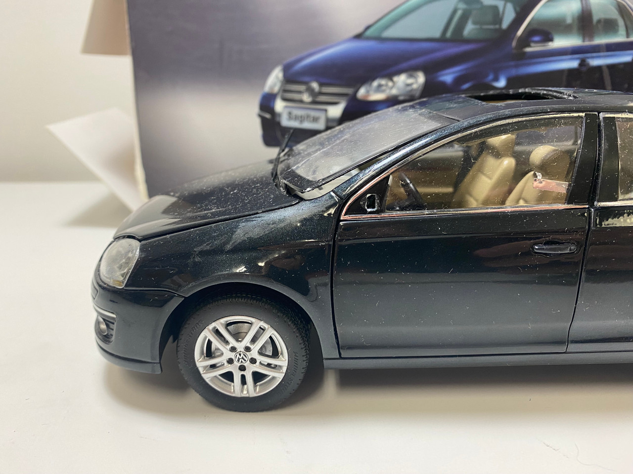 DAMAGED AS IS 1/18 Dealer Edition Volkswagen VW Jetta / Sagitar (Grey Black) 5th Generation (A5, Type 1K5; 2006–2011) Diecast Car Model