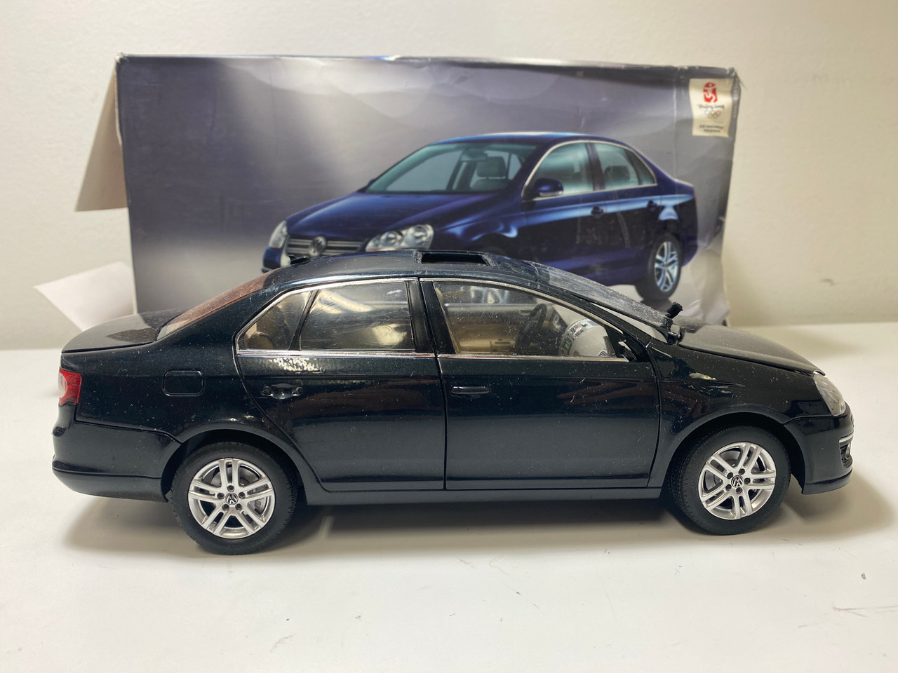 DAMAGED AS IS 1/18 Dealer Edition Volkswagen VW Jetta / Sagitar (Grey Black) 5th Generation (A5, Type 1K5; 2006–2011) Diecast Car Model