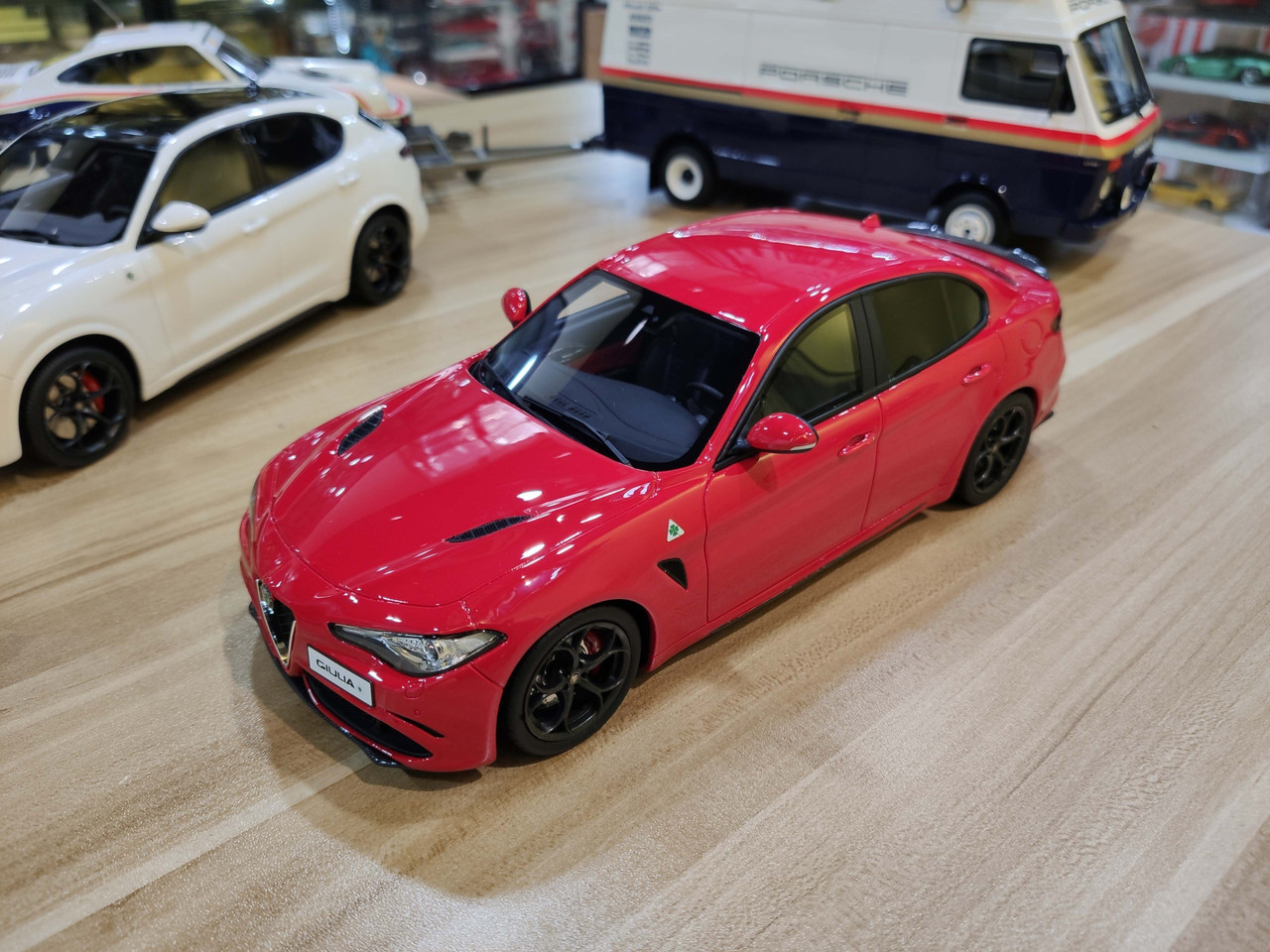 1/18 OTTO Alfa Romeo Giulia Quadrifoglio (Red) Enclosed Car Model Limited