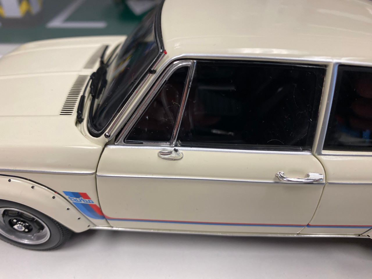 DEFECT 1/18 Kyosho BMW 2002 Turbo (White) Diecast Car Model