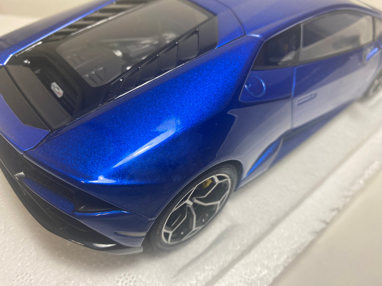 DAMAGED 1/18 AUTOart Lamborghini Huracan EVO (Blu Nethuns Blue) Car Model