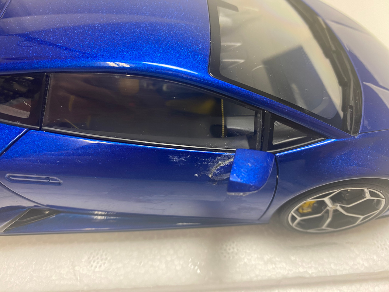 DAMAGED 1/18 AUTOart Lamborghini Huracan EVO (Blu Nethuns Blue) Car Model