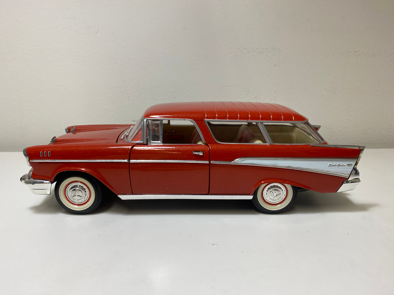 NO BOX AS-IS 1/18 Road Signature 1957 Chevrolet Nomad (Red) Diecast Car Model