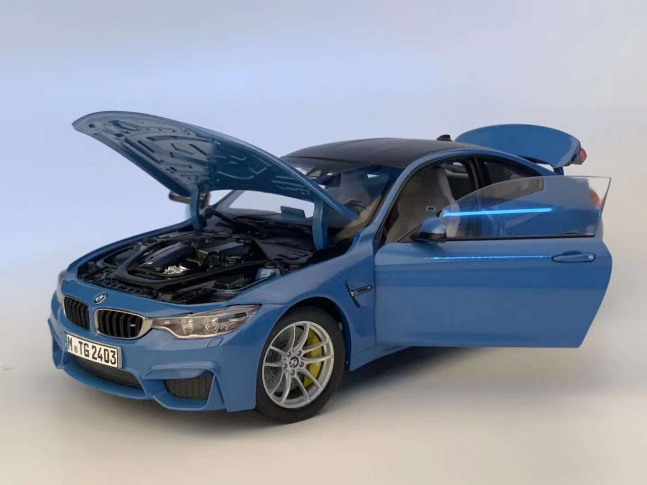 1/18 Paragon BMW F82 M4 (Yas Marina Blue) Diecast Car Model 