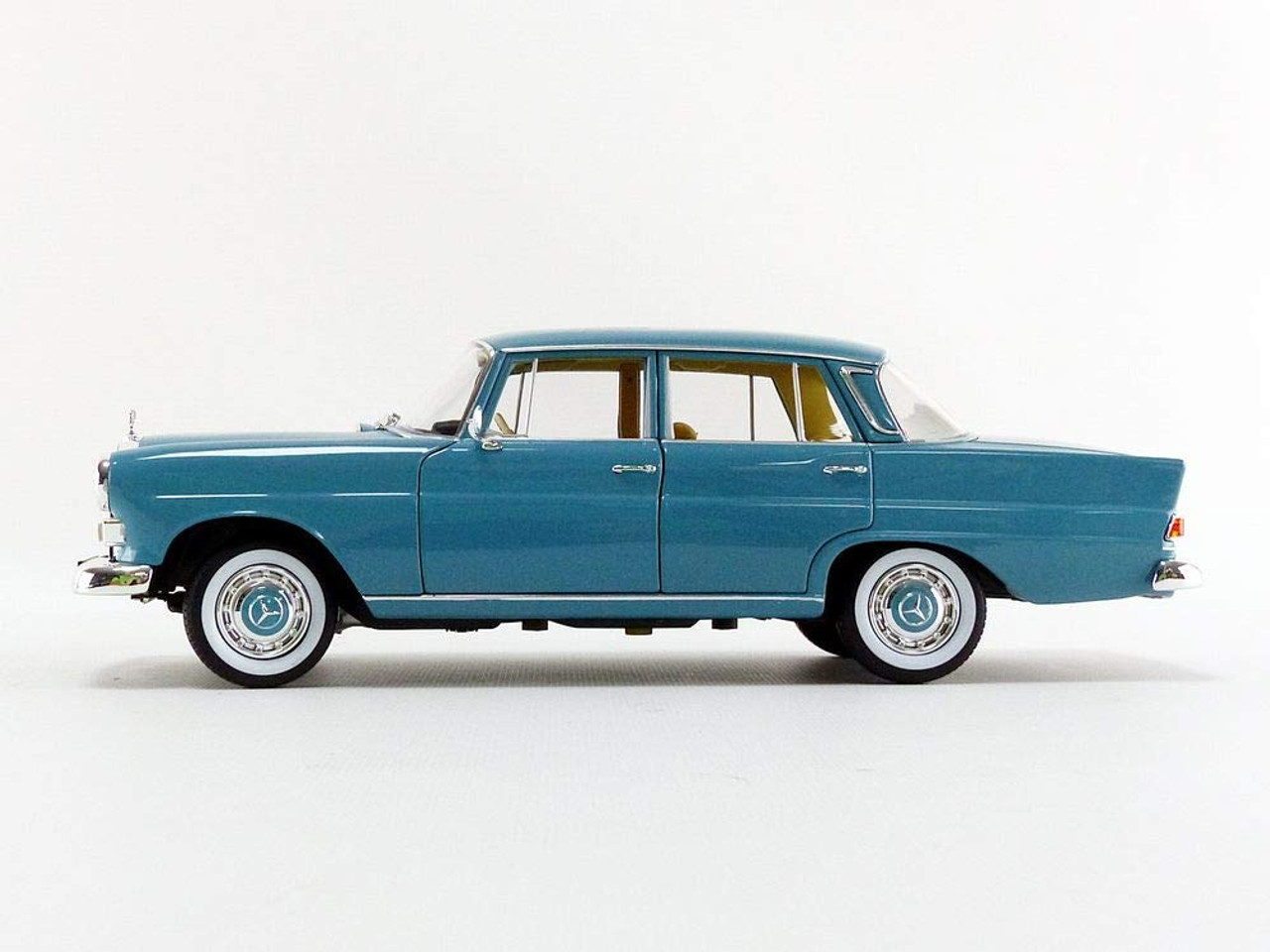 1/18 Norev 1966 Mercedes-Benz Mercedes 200 (Blue) Diecast Car Model