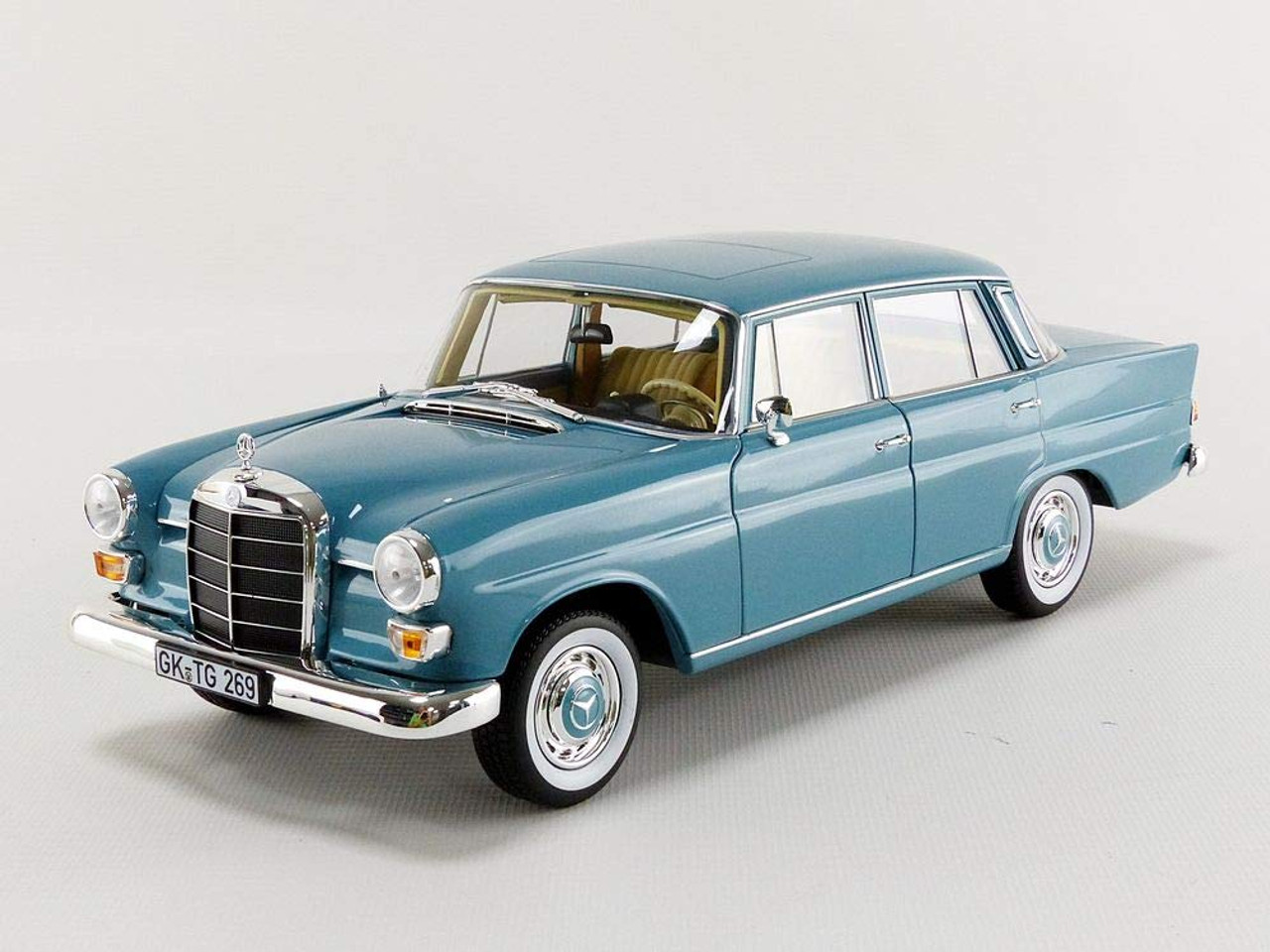 Mercedes-Benz 200 1966 Red 1:18