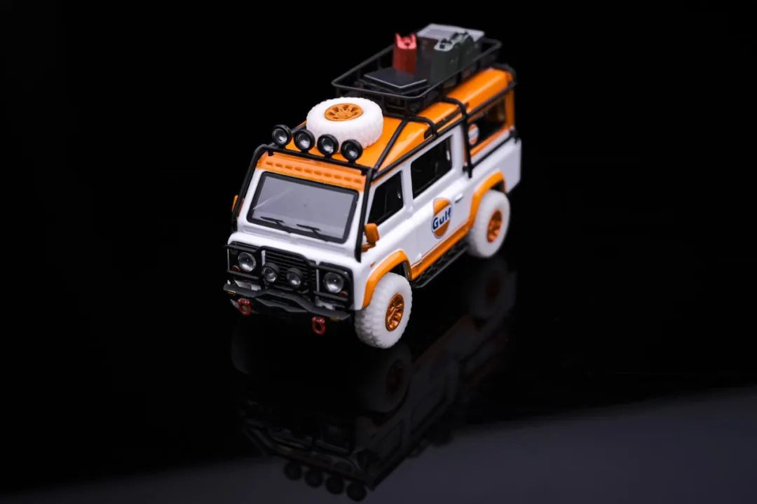 Land Rover Defender Royal Military Police mimetico 1/64 Land Rover Defender Royal Military Police mimetico 1/64