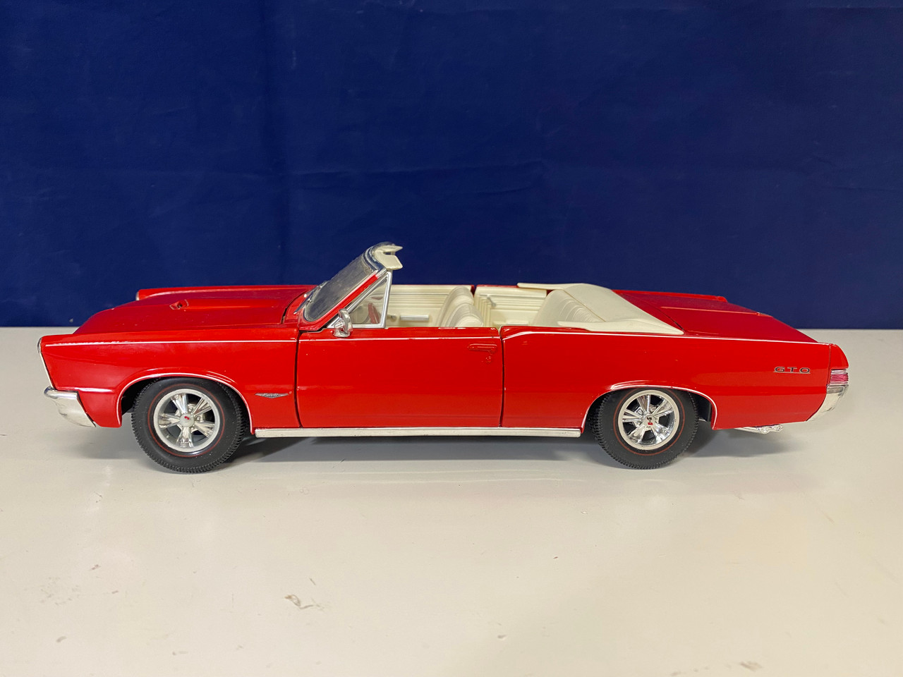 NO BOX 1/18 1965 Pontiac GTO Convertible (Red) Diecast Car Model