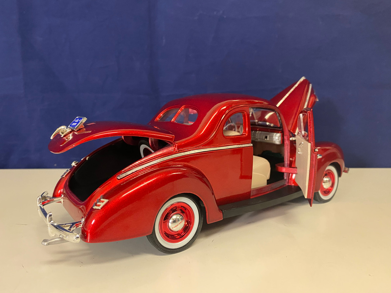 AS-IS 1940 Ford Deluxe Red 1/18 Diecast Model Car by Motormax