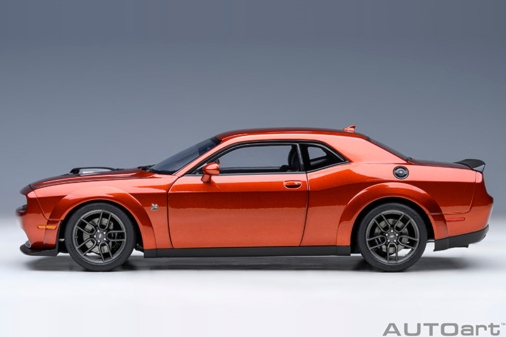 1/18 AUTOart 2022 Dodge Challenger R/T Scat Pack Widebody (Sinamon